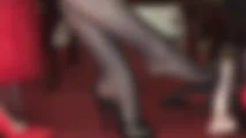 Des mules à talons hauts en cuir taquinent la bite - votre plus grand désir est de vivre sous les talons de maîtresse vivian, d'être piétiné et de sentir son fouet.