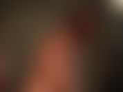 Je porte des manteaux et des vestes en cuir et je suis fétichiste des cols relevés. Ma maîtresse exhibe une partie de sa collection de manteaux en cuir et relève les cols.