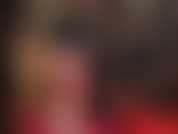 Traite par ta déesse en latex dans des bas en dentelle blanche chaude superposés sur des bas en caoutchouc rouge et des talons blancs.