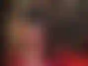 Traite par ta déesse en latex dans des bas en dentelle blanche chaude superposés sur des bas en caoutchouc rouge et des talons blancs.