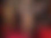 Pieds nus et gode ceinture blanc - le collant se retire parce que vous aimez les pieds nus sexy de la maîtresse, ainsi qu'une grosse bite blanche que votre déesse caresse, vous taquinant avec sa bite et ses pieds.