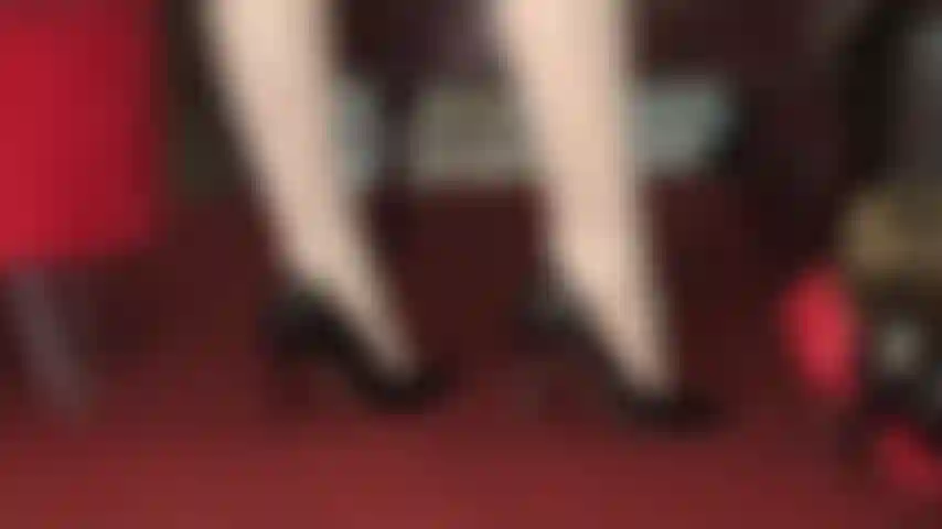 Des bas blancs brillants, du fétichisme des pieds, du culte des talons hauts et du trempage, des jeux de chaussures - la maîtresse vivian tente avec ses beaux pieds en nylon dans des escarpins noirs brillants.