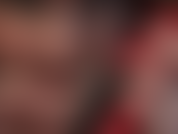 Maîtresse lèche et caresse des escarpins à talons en acier rouge.