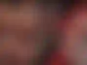 Maîtresse lèche et caresse des escarpins à talons en acier rouge.