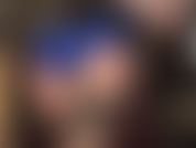 Un short en satin brillant – c'est incroyable ! Ma maîtresse porte un short en satin extra brillant doré et bleu par-dessus des collants et des bas.