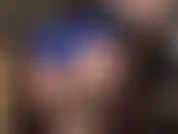 Un short en satin brillant – c'est incroyable ! Ma maîtresse porte un short en satin extra brillant doré et bleu par-dessus des collants et des bas.