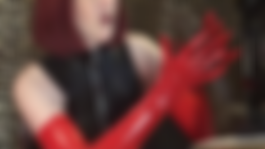 Une grosse bite noire baisée avec des gants en latex rouge – cette grosse bite noire vous rend envieux. Oh, que donnerais-tu pour sentir ces mains en caoutchouc lisses éjaculer sur ta bite…