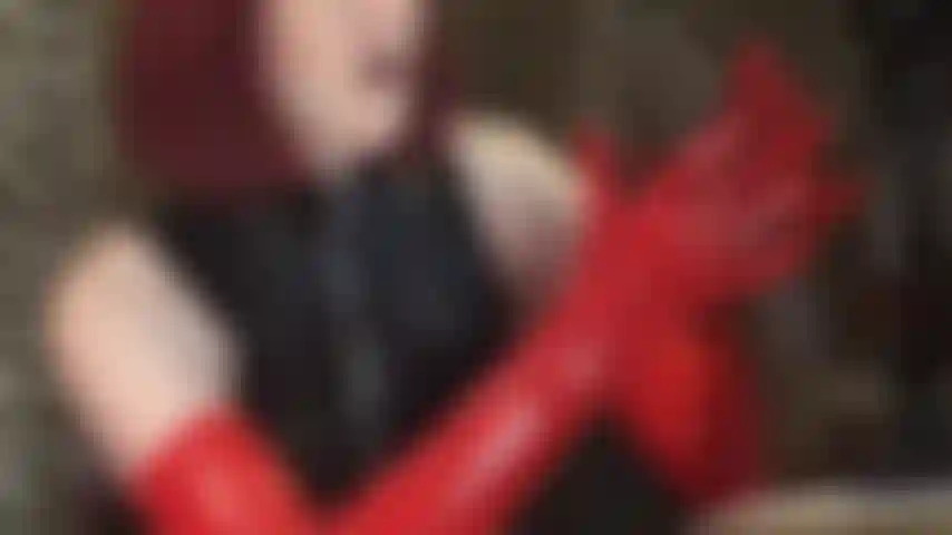 Une grosse bite noire baisée avec des gants en latex rouge – cette grosse bite noire vous rend envieux. Oh, que donnerais-tu pour sentir ces mains en caoutchouc lisses éjaculer sur ta bite…