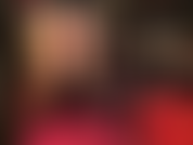 Maîtresse révèle ce qu'il y a sous cette longue jupe sexy en cuir noir alors qu'elle la soulève lentement en la taquinant avec des collants nude soyeux et des bottes en cuir.