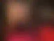 Maîtresse révèle ce qu'il y a sous cette longue jupe sexy en cuir noir alors qu'elle la soulève lentement en la taquinant avec des collants nude soyeux et des bottes en cuir.