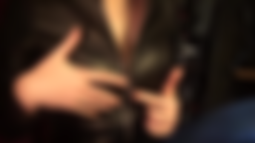 La fermeture éclair taquine - maîtresse vivian sait exactement ce qui fait bouillir votre sang... La fermeture éclair taquine abaissée pour révéler son magnifique décolleté.