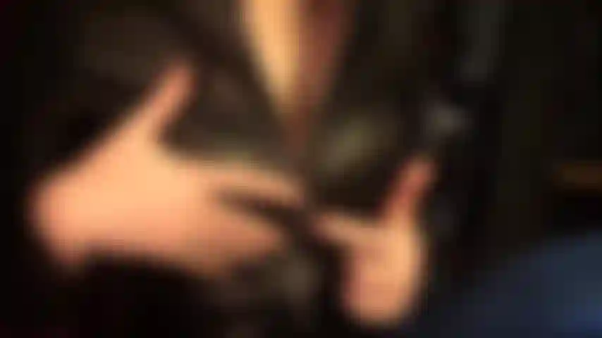 La fermeture éclair taquine - maîtresse vivian sait exactement ce qui fait bouillir votre sang... La fermeture éclair taquine abaissée pour révéler son magnifique décolleté.