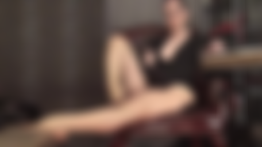 Séduction sensuelle en collants avec les cheveux de la maîtresse tirés en arrière.