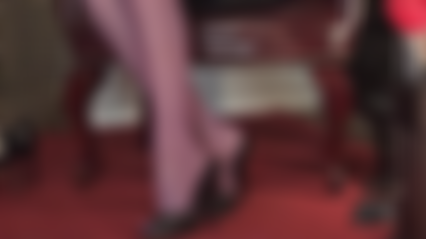 Des collants rouges transparents sur des bas en dentelle bleue pour créer l'illusion de bas violets avec des mules à talons aiguilles en cuir sexy qui feront sortir chaque goutte de lait de votre bite.