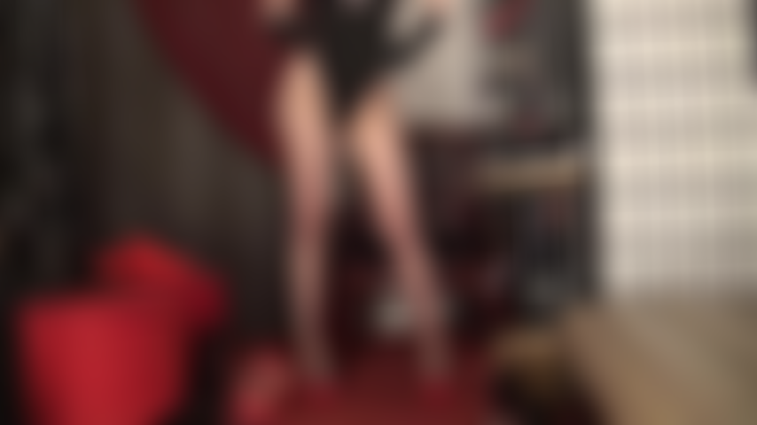 Du findom, du tatouage, du culte du corps. Admirez les courbes impeccables de votre déesse en collants marron transparents et body noir : le haut décolleté, les collants si transparents, la culotte si serrée. Ces vues sont si intimes qu'il faudra y mettre le prix.