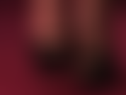 Pieds en bas de latex dans des escarpins à talons peeptoe en acier - regardez ces jolis orteils sortir de talons hauts sexy.