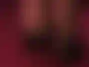 Pieds en bas de latex dans des escarpins à talons peeptoe en acier - regardez ces jolis orteils sortir de talons hauts sexy.