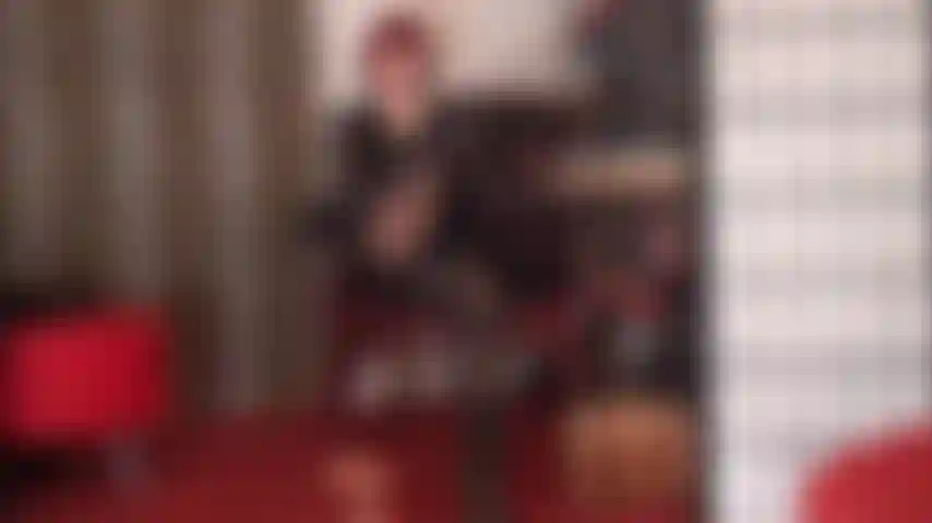 Je me livre à votre fétichisme des pieds avec les jambes relevées dans des collants noirs brillants et huilés.