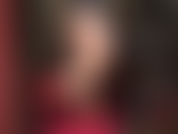 Votre déesse des collants montre ses merveilleuses longues jambes et ses pieds dans des bas nude brillants et des escarpins à talons en acier rouge sexy.