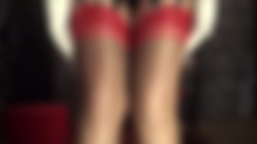 Les bas vintage rendent le suceur de bite faible - maîtresse vivian vêtue de satin blanc et de bas entièrement façonnés et d'une ceinture porte-jarretelles à 12 sangles vous montre à quel point elle aime utiliser la gorge de votre chienne.