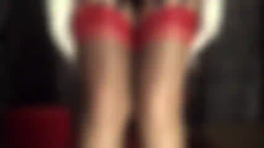 Les bas vintage rendent le suceur de bite faible - maîtresse vivian vêtue de satin blanc et de bas entièrement façonnés et d'une ceinture porte-jarretelles à 12 sangles vous montre à quel point elle aime utiliser la gorge de votre chienne.