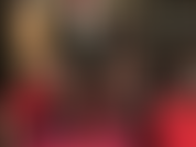 Un petit pied taquin et un énorme strapon noir.