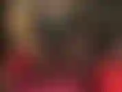 Un petit pied taquin et un énorme strapon noir.