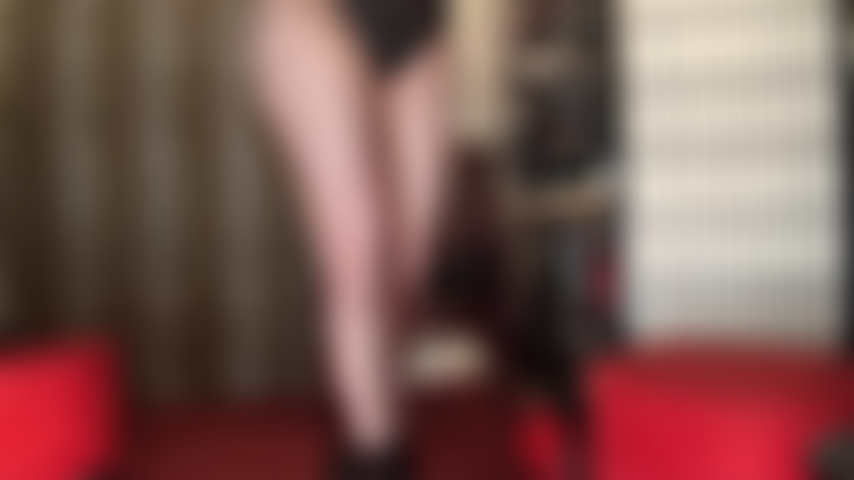 Accro aux bas résille – cette paire de collants résille à coutures fait gonfler ta bite. Tu ne peux pas t'empêcher de te branler jusqu'à en avoir mal. Il n'y a plus d'arrêt possible.