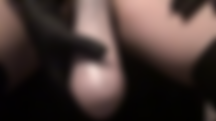 Une dominatrice en cuir avec un gode ceinture et une cravache. Tu vas sentir cette grosse bite charnue s'enfoncer profondément dans ton trou de salope, penchée en avant, fouettée par la cravache de ta maîtresse.