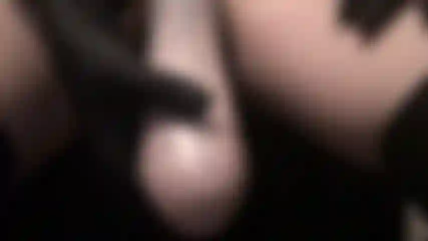 Une dominatrice en cuir avec un gode ceinture et une cravache. Tu vas sentir cette grosse bite charnue s'enfoncer profondément dans ton trou de salope, penchée en avant, fouettée par la cravache de ta maîtresse.