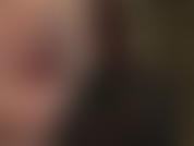 Ma maîtresse enfile des bas noirs soyeux pour te taquiner et les frotte sur ton anus. Voyons combien de doigts je peux y glisser…