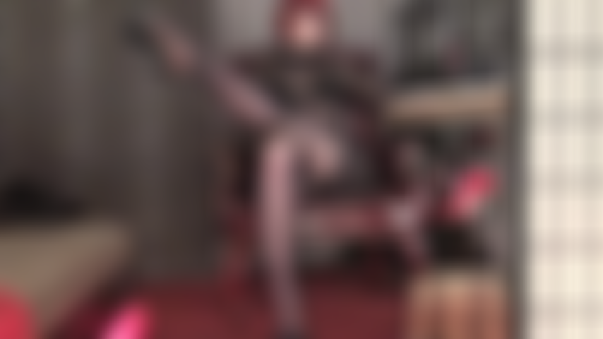 Comment résisteras-tu à la maîtresse aux jambes longues et séduisantes en collants balançant des mules en cuir noir de ses orteils... Elle connaît ta faiblesse.