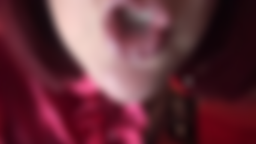 Un baiser de domina du genre extrêmement humide - la maîtresse vous nourrit de sa salive et d'un talon brillant.