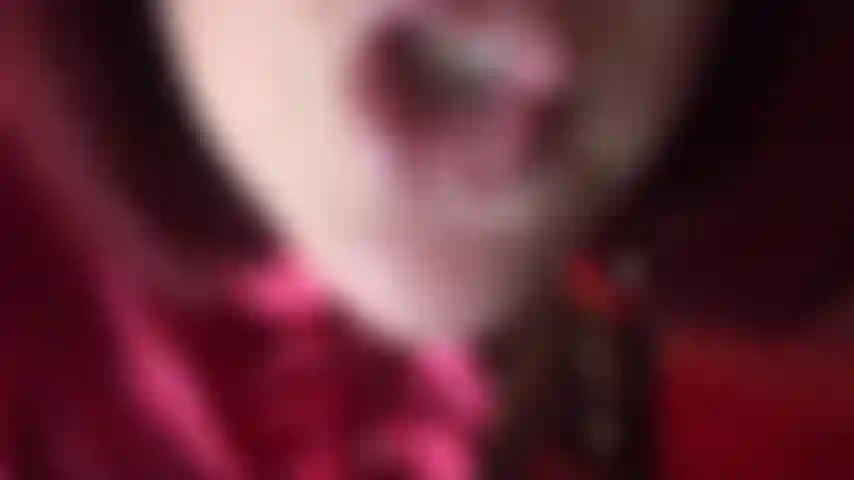 Un baiser de domina du genre extrêmement humide - la maîtresse vous nourrit de sa salive et d'un talon brillant.