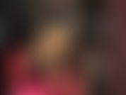 Avec des escarpins en cuir et de belles jambes en nylon. J'aime les chaussures, les talons hauts et le fétichisme des pieds.