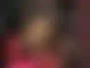 Avec des escarpins en cuir et de belles jambes en nylon. J'aime les chaussures, les talons hauts et le fétichisme des pieds.