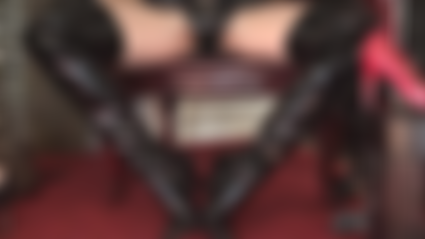 Séduction pvc - bottes hautes et brillantes, gants et culottes pour rendre l'amateur de pvc absolument fou.