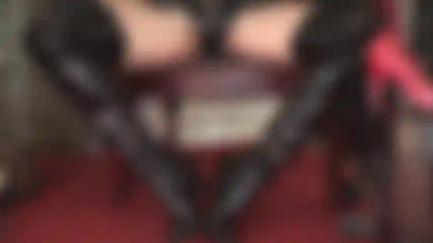 Séduction pvc - bottes hautes et brillantes, gants et culottes pour rendre l'amateur de pvc absolument fou.