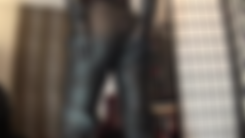 J'adore le cul en pantalon de cuir jusqu'aux collants noirs brillants et huileux, taquinée par des gants de cuir.