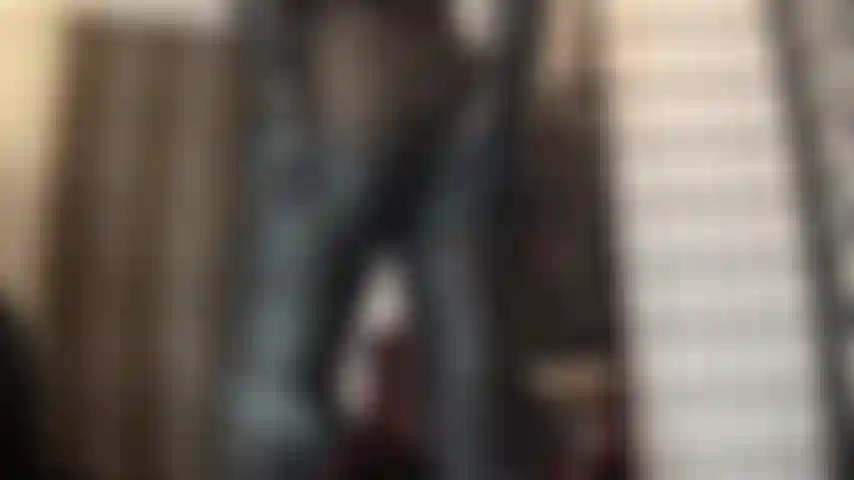 J'adore le cul en pantalon de cuir jusqu'aux collants noirs brillants et huileux, taquinée par des gants de cuir.