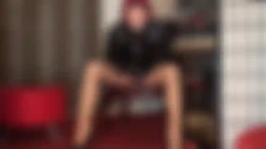 Porte ta culotte de sissy pendant que tu adores la grosse bite noire de ta maîtresse. Sens tes couilles dans cette culotte, elles resteront pleines car la seule bite qui prend du plaisir aujourd'hui est la mienne. Remplissant une autre chatte de son sperme, celui-ci est pour ta bouche.