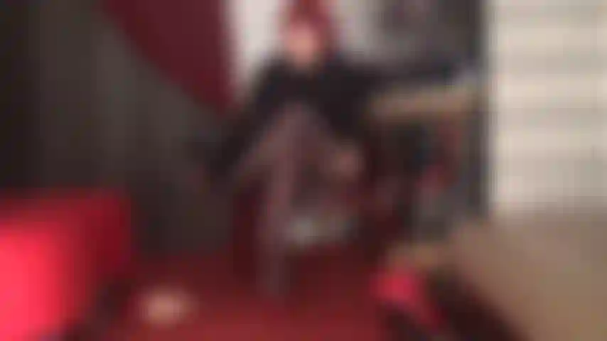 Approche-toi de mes pieds en bas - tu peux sentir, tu peux embrasser, tu peux lécher mais tu ne peux pas jouir.