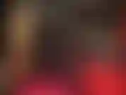 Une déesse fétichiste du vinyle brillant - une maîtresse en tenue entièrement en pvc noir brillant, montrant son cul et ses jambes fantastiques dans ce jean moulant et ces bottes.