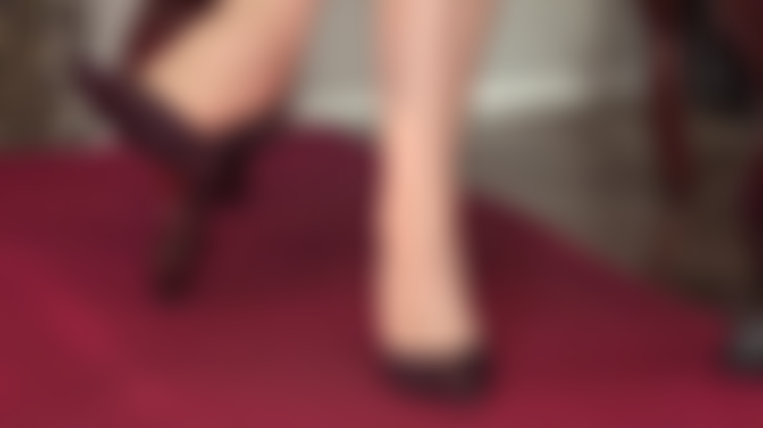 Maîtresse vivian laisse tomber le talon - pendant, jeu de chaussures, fétichisme des pieds, orteils de collants brillants.