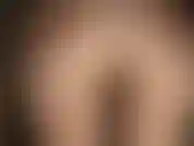 Assise sur le visage dans des couches de collants brillants.