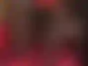 Taquinée par les cuisses en nylon soyeux de sa maîtresse sous son bureau.