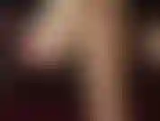 Adoration des pieds en bas nylon beige et nue avec de l'huile - la maîtresse déchire ses collants pour vous amener à ses pieds nus peints en rouge dans ce clip rare.