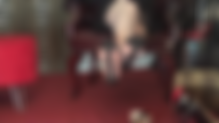 Maîtresse vivian exploite ton addiction aux pieds en nylon pour son profit financier. Sachant qu'il y a une seconde couche de nylon ultra-transparent en dessous, maîtresse t'ordonne de payer... Jusqu'à ce que les bas à coutures soient retirés et que tu puisses enfin adorer la perfection.