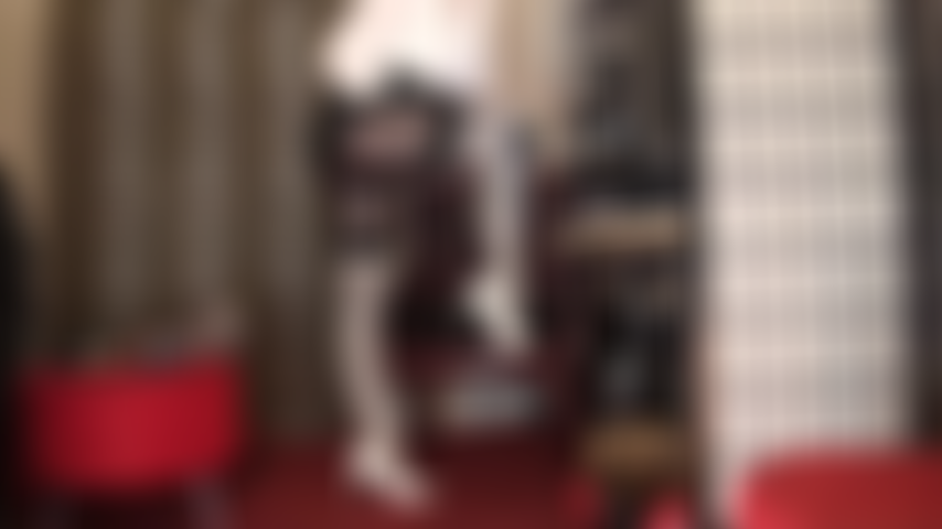 Des bas blancs brillants et des jarretières superposés sur des collants en spandex marron métallisé - quelle tenue incroyablement jolie à adorer... Des talons blancs, un chemisier et des gants en cuir noir explorant lentement les merveilleuses courbes de la maîtresse.