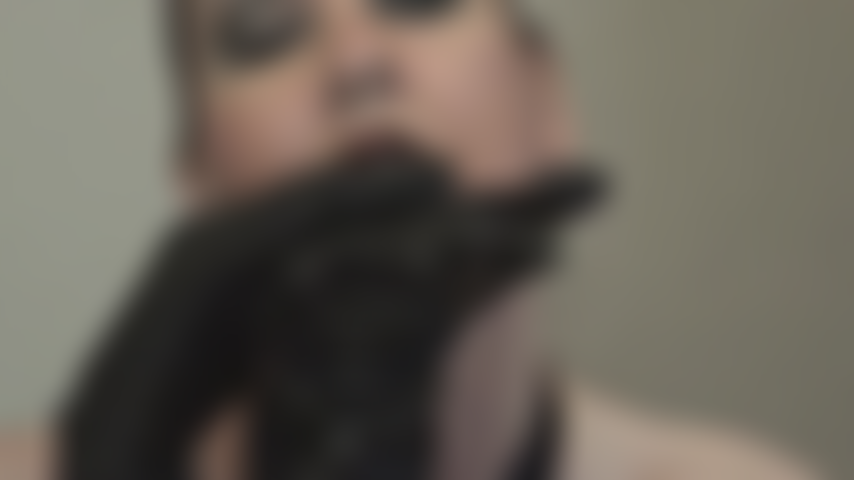 Des intentions cruelles en cuir noir - la maîtresse porte des gants en cuir noir et a des intentions cruelles.